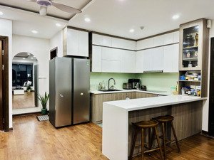 bán căn hộ 3 ngủ - tầng cao view hồ điều hoà - có slot ô tô - nhà full nội thất mua về ở ngay