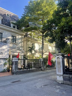 gia đình cần bán biệt thự sông đà mỹ đình 2 mặt thoáng. lh 