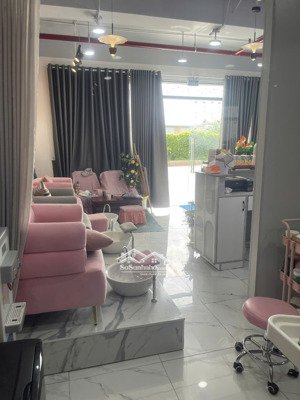cần cho thuê mặt bằng spa, gội đầu, nail tại pegasuites2, 1 trệt 1 lầu dt 110m2. giá 19tr/ th.