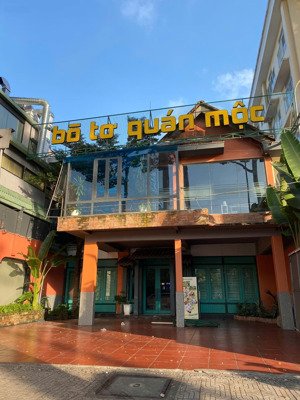 mt cách mạng tháng tám,tô hiến thành, quận 10. dt: 8x26m, nh 10m, 2 tầng. hđt: 100tr/th,giá 35 tỷ