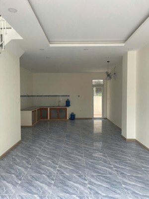 chính chủ bán gấp cặp nhà 1 trệt 2 lầu 10x15_ hoàn thiện, hoàn công_ vay 3 bên 70% cách hóc môn 1km