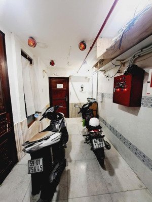 bán nhà 6 tầng có thang máy 10x17m - 30phòng - thu nhập gần 150tr/th . 3 mặt tiền . khu cực vip