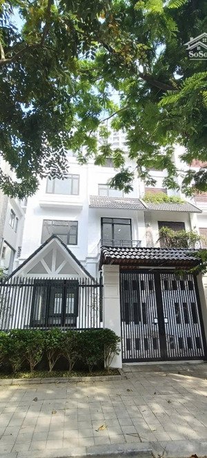 cho thuê biệt thự tại kđt văn khê . hà đông. dt 200m2*4 tầng+1 hầm. mt 10m. giá 40 tr.