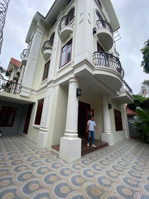 cho thuê biệt thự cạnh kđt himlam , vạn phúc , hà đông. dt 200m2*4 tầng .thang máy, đh. giá 35tr.