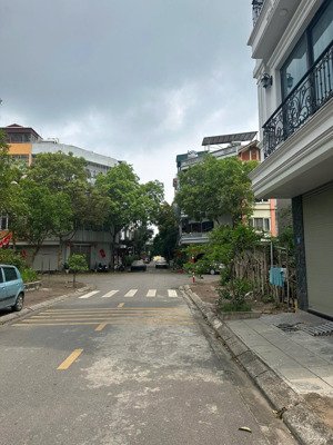 bán lô đất tái định cư giang biên 56m mt 5,01m vỉa hè ô tô tránh view vườn hoa rất hiếm