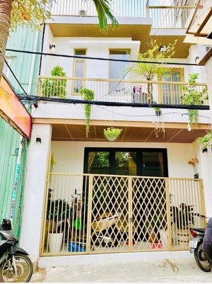 nhà 2 tầng kiệt 3m lê duẩn , hải châu ,gần ga , sân bay chỉ vài trăm mét, cách đường chính chỉ 50m