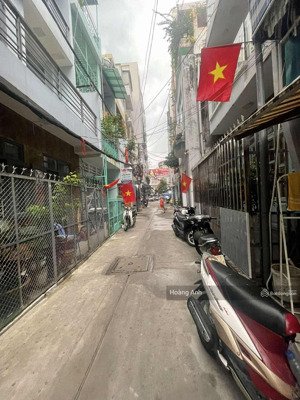 nhà 3 mặt tiền hẻm - chỉ 5p đến chợ bến thành - chỉ nhỉnh 6t