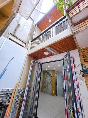 bán gấp nhà 2 tấm mới đẹp q4 vị trí 1/ sát mt giá 3tỉ 190 dt 5*6 cực hiếm sổ riêng chủ kẹt nợ