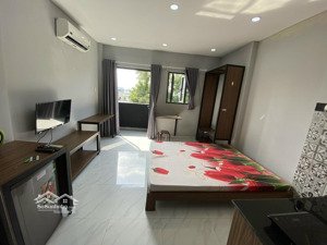 cho thuê phòng rộng 30m2 đầy đủ nội thất, ban công thoáng mát ở trường thọ, thủ đức gần ga metro