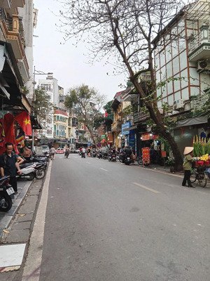 bán nhà mặt phố lê trực 62 mét, mặt tiền rộng bất ngờ 5 mét. kinh doanh lâu bền lộc lá. giá đầu tư