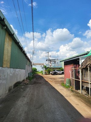 đất 770m(10x77m)300odt thông ra dt743 đường xe tải ra vào,có điện 3pha trc đất giá 10.5 tỷ