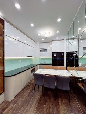 bán gấp chung cư cao cấp vip1 no7 thành thái cầu giấy. 95m2 3pn. 7,45 tỷ