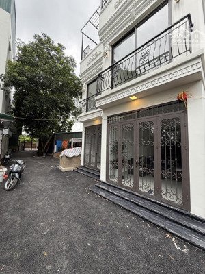 nhà mới tinh tại cự khối - xe 16 chỗ đỗ ngay ngõ. dt: 33,4m xây 4 tầng chắc chắn,