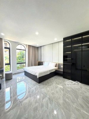 siêu phẩm 5 tầng an thượng sát biển mỹ khê .dt lớn . dòng tiền tốt .