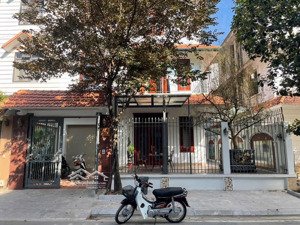 chính chủ gửi bán bán biệt thự song lập kđt thiên đường bảo sơn. diện tích 209m + 10m lưu không hậu