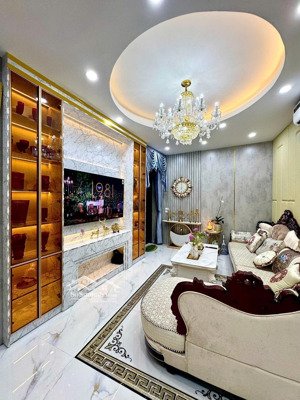 bán nhà tân mai 35m2, 5 tầng, 3 ngủ, ngõ to 3 gác đỗ, sát trường, gần phố nhỉnh 7 tỷ