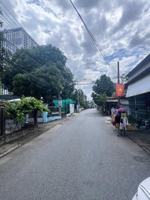 chính chủ bán đất mặt tiền đường nguyễn thị út,cách siêu thị bigc (go) tầm 400 m phường đông hòa