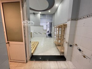 phòng trệt có tủ lạnh, giường, bếp, tủ quần áo, giặt...không chu chủ, gần cđ công nghệ thủ đức