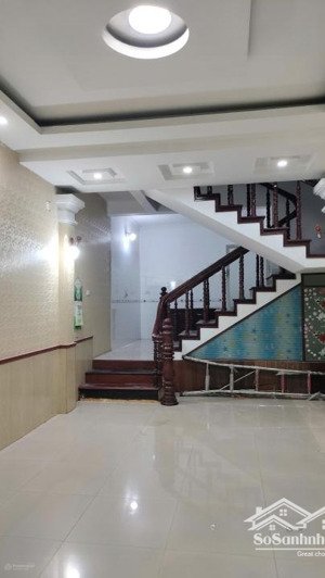 cho thuê lâu dài nhà 2 tầng 40m2 có sân cổng ô tô đỗ cửa phố chợ đêm chân cầu an dương giá 4 triệu