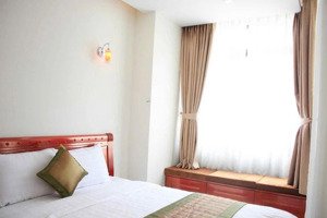 bán khách sạn 12 tầng hẻm đường bạch đằng gần biển đang kinh doanh căn hộ ổn định lh 
