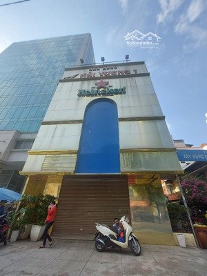 mặt tiền đường huỳnh văn bánh gần lê văn sỹ quận phú nhuận.