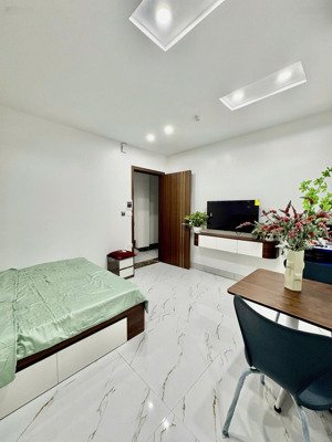 căn hộ studio 30m2 mới tinh, full nội thất khu, có cửa sổ thoáng đường mỹ đình