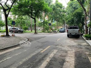 bán nhà thấp tầng xây thô kđt mới văn phú đường 14m vỉa hè k/d/ở/ vp