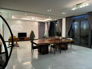 cho thuê biệt thự sadeco kdc ven sông tân phong, quận 7. 13x20m. hầm, 3 lầu. full nội thất 55triệu