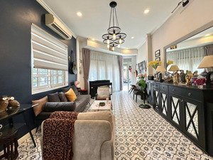 hạ giá bán gấp nhà góc 2 mặt tiền đường hoa lan, phú nhuận