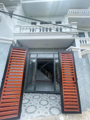 bán nhà 3 lầu ngay ủy ban phường long bình tân,sổ hồng riêng thổ cư hoàn công