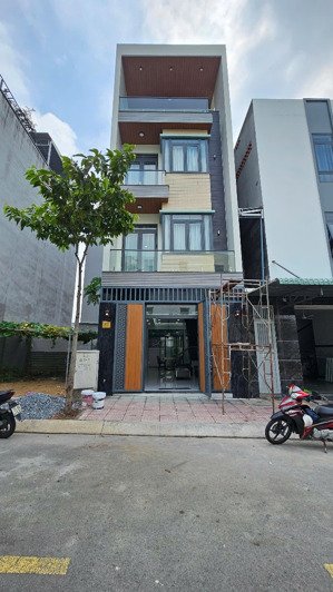 6,2tỷ tl
bán nhà hoàn công 1 trệt 3 lầu, ngang 5m kdc phú hồng thịnh, p.bình an, tp.dĩ an