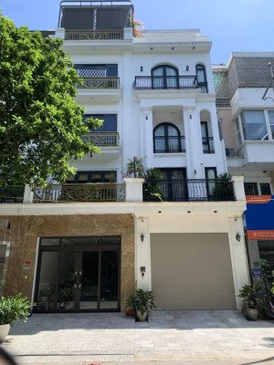 liền kề ngõ 29 phố láng hạ, gần đại sứ quán mỹ, dt 75m2, mt lớn 6m giá thương lượng.