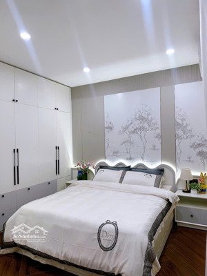 bán nhanh căn hộ 3 ngủ diện tích 110m2 tầng trung đẹp bạn công view hồ có slot ô tô lh: 