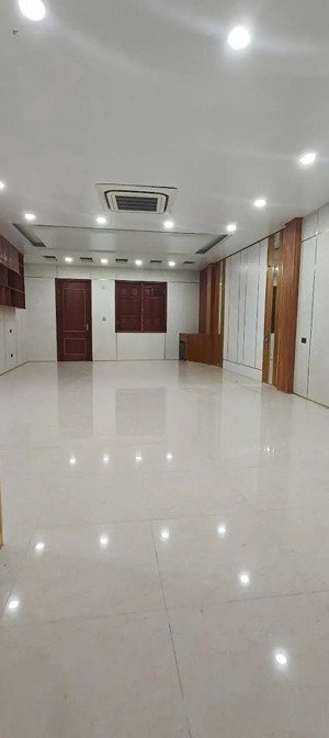 bán nhà phố nguyễn văn huyên - quận cầu giấy, dt 75m2, mt lớn 5.5m giá thương lượng.