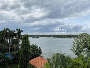 biệt thự cho thuê view sông sài gòn rất rất là khan hiếm tại thảo điền quận 2 .