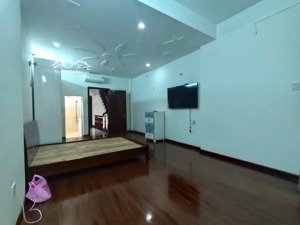 bán nhà 3 tầng giá quá tốt, đối diện công viên đường số 8b kđt hà quang 2, nha trang dt 80m