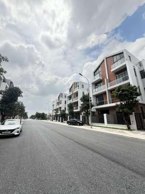 tặng 300tr nếu shophouse 100m, 2 mặt tiền, xây dựng 5 tầng. kinh doanh cực tốt tại vinhomes ocp3.