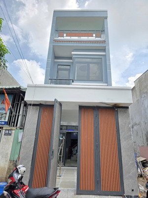 bán nhà 1 trệt 1 lầu tại dĩ an cách hoàng hoa thám 100m