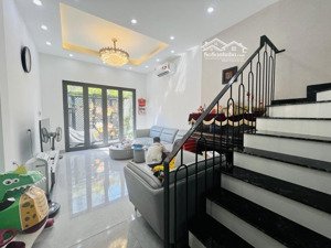 nhà lạc long quân cần tìm chủ mới. diện tích 60m, mặt tiền 4m, ô tô đỗ cửa. giá 15.5tỷ