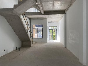 chính chủ gửi bán nhanh the classia, 5x18,5m, nhà thô, sổ hồng, giá 16.8 tỷ