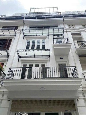 cho thuê nhà ngõ 30 nguyễn thị định 70m x 5 tầng có 9 phòng sd ô tô đỗ cửa giá 30tr