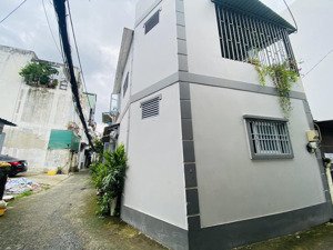 hiếm, nhà 2 tầng 2 mt đường gần trần não, dt 10x8m, giá 9,5 tỷ tl