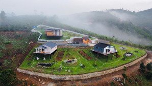 căn nhà trên đỉnh núi săn mây cực đẹp cách quốc lộ 55 chỉ 2km