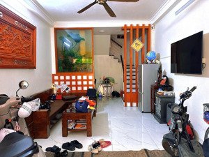 bán nhà hoàng hoa thám, ngõ thông, trước nhà rộng thoáng sáng, dân xây betong 35m*4t tặng nội thất