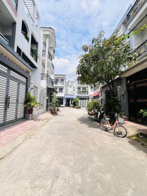 còn 1 lô khu đẹp xe hơi né nhau - gần ngã tư thủ đức - vuông đẹp!