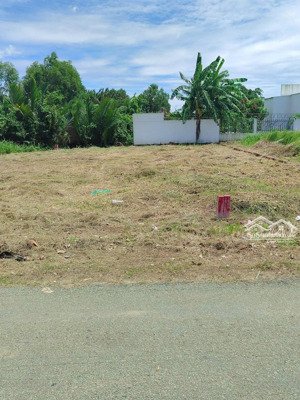 cần tiền bán nền ngay sân vận động bến tre. 106m2/580tr. giấy tờ sổ đủ , xây tự do.