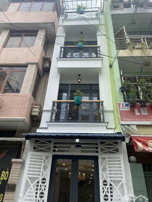 mặt tiền nội bộ tô hiến thành 4 tầng ngang 3x20m giá 10 tỷ thu nhập 30tr tháng hiếm có q10