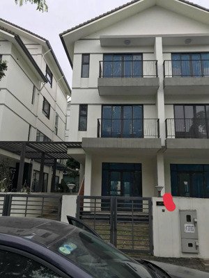 chính chủ bán biệt thự 175m2, gần hồ, bể bơi lct1 đông nam giá tốt liên hệ : 