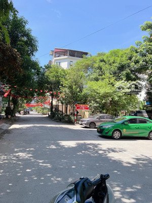 đất vàng trong làng phân lô phú diễn
- vỉa hè 3,5m - đường trước nhà đỗ 10 ô tô