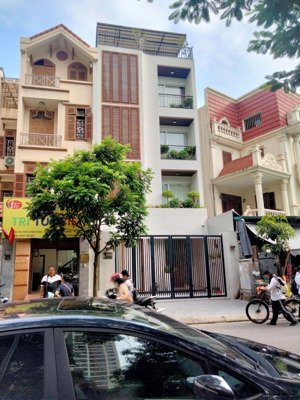 căn nhà trong mơ vị trí đắc địa thang máy- thiết kế hiện đại - view vườn hoa & xoài xanh mát